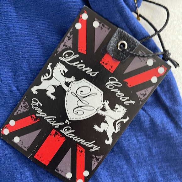 Lions Crest mens Tee - Picture 2 of 3